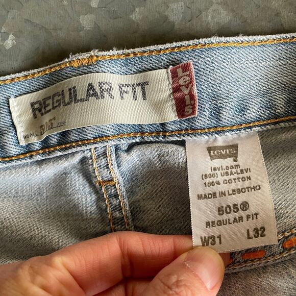 Vintage Levi's 505 Regular Fit Embroidered Denim Jeans 31x32 (31x31) Light Wash - Picture 8 of 16